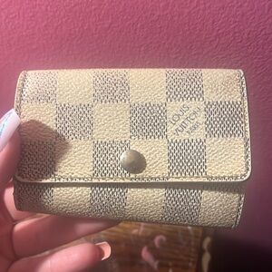 Louis Vuitton key holder! Used condition! It needs some clean up!